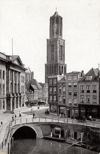 40416 Gezicht op de Domtoren te Utrecht met links een gedeelte van het Stadhuis (Stadhuisbrug 1) en rechts enkele ...